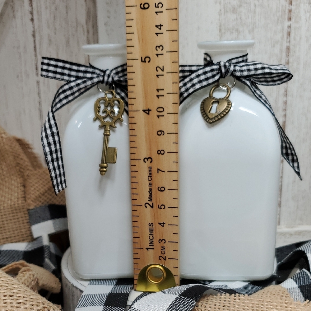 NEW White Bud Vases Buffalo Plaid Ribbon with Key & Heart Charms Country Bottles - Picture 5 of 8